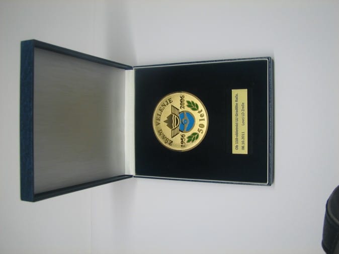 Barvna medalja in gravirana ploščica v predstavitvenem etuiju