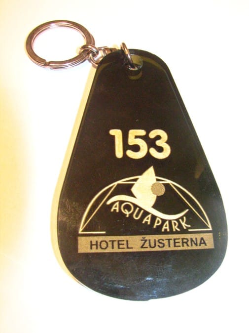 Hotelski obesek za ključe s številko sobe in logotipom