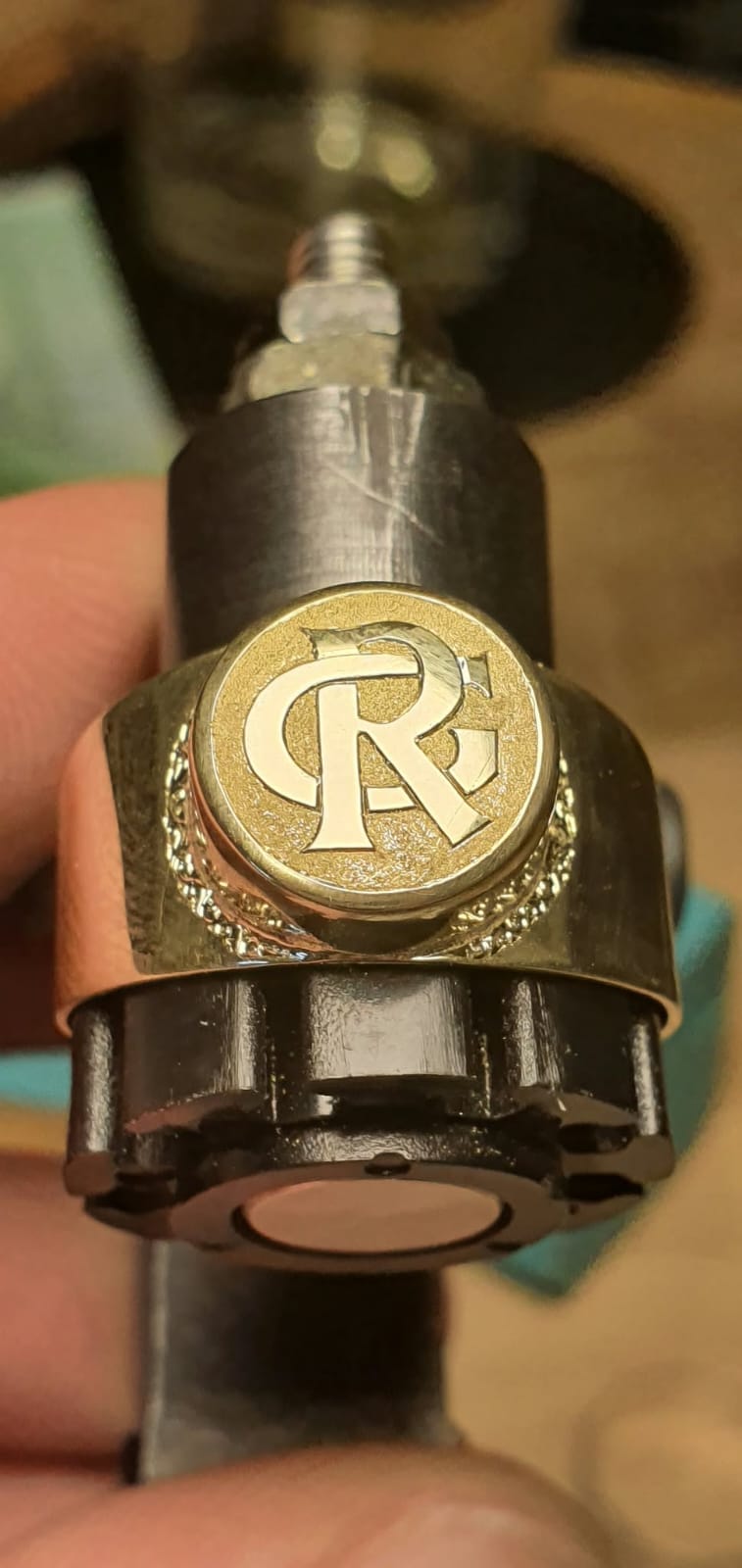Zlat pečatni prstan z vgraviranim prepletenim monogramom.