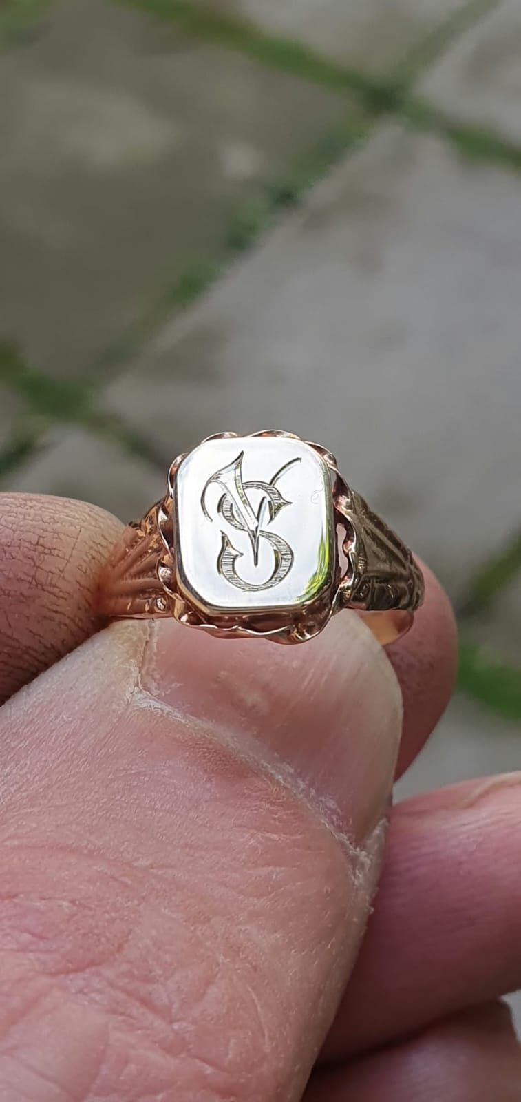Pečatni prstan z vgraviranim monogramom.