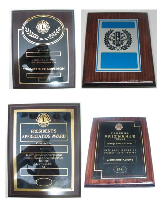 Štiri lesene plakete s kovinskimi ploščicami za priznanja