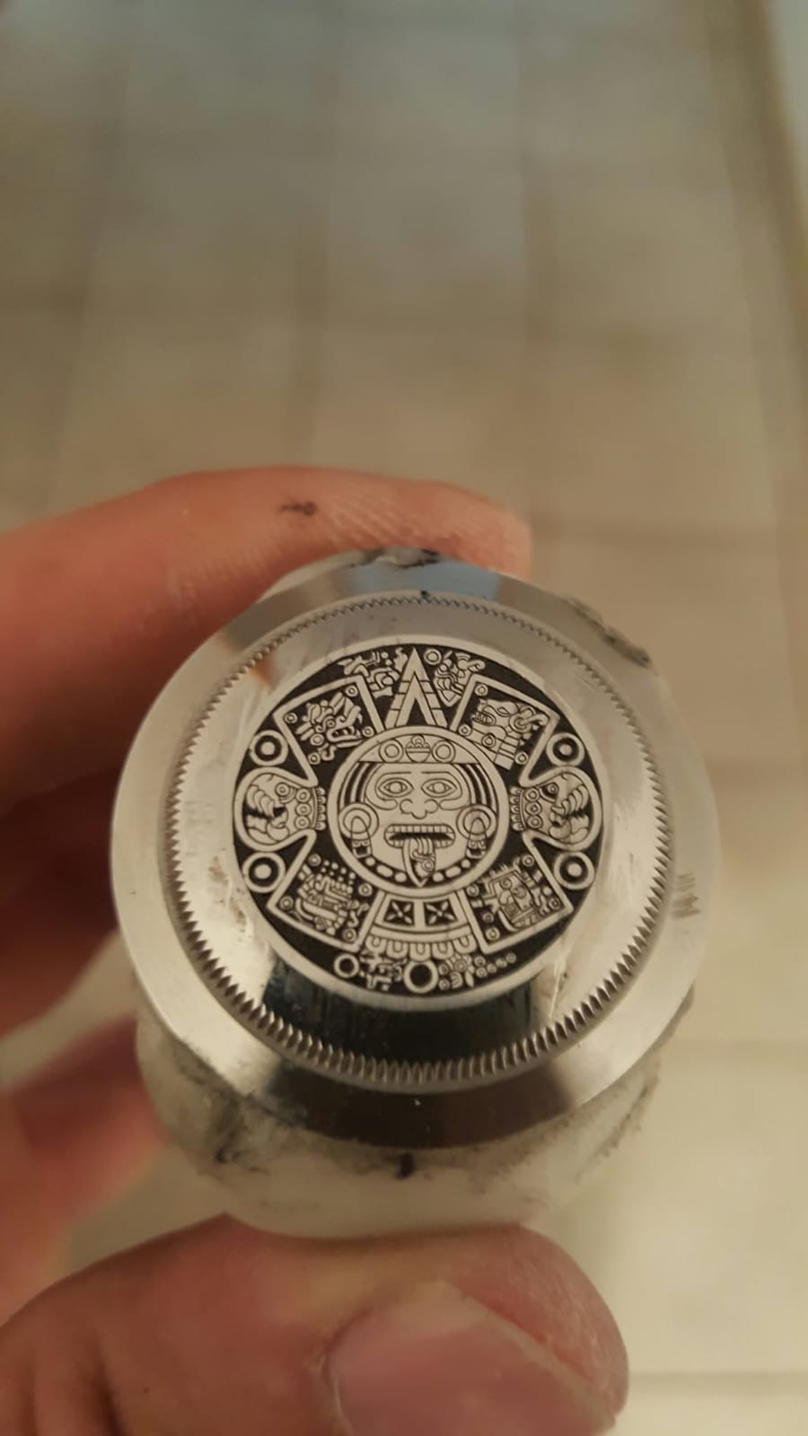 Zadnji pokrov ure z ročno graviranim obrazom in koledarskim ornamentom.